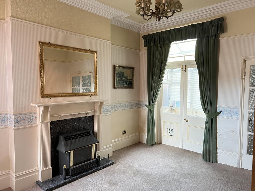 Lot: 114 - SUBSTANTIAL SEMI-DETACHED HOUSE FOR IMPROVEMENT - Dining room